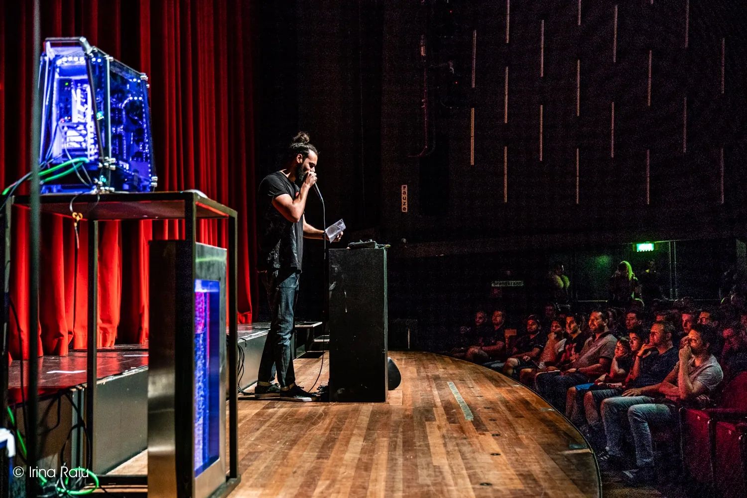 Kariem Ahmed op het podium tijdens een bedrijfsevent
