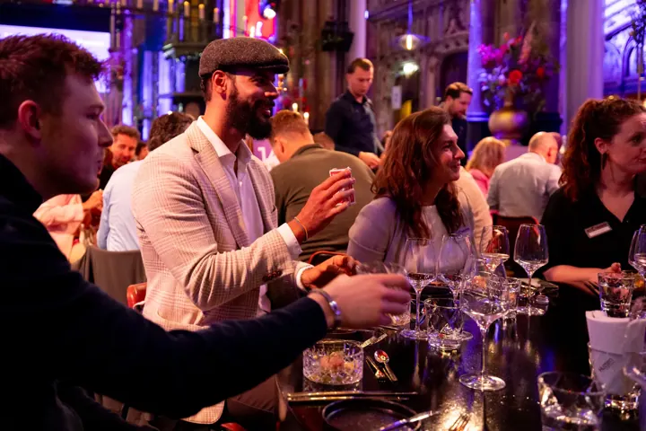 Kariem goochelt aan tafel