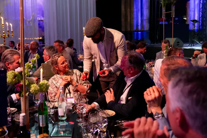 Kariem goochelt aan tafel tijdens een gala diner