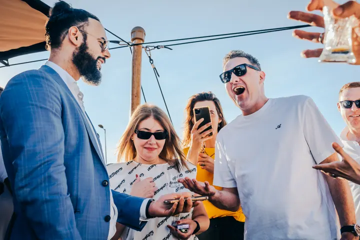 Een gast reageert op een truc met zijn telefoon