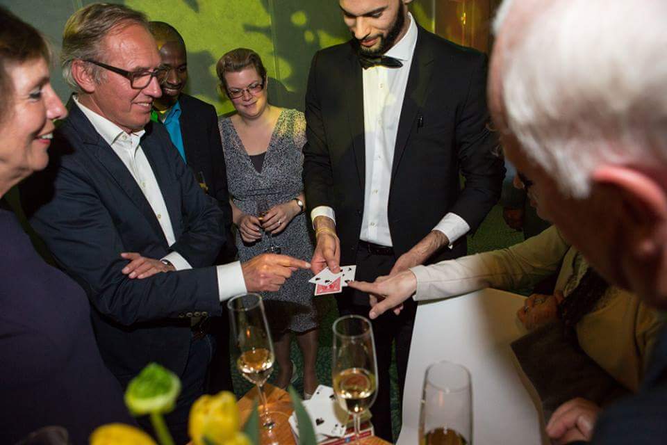 goochelaar kariem bij bedrijfsfeest