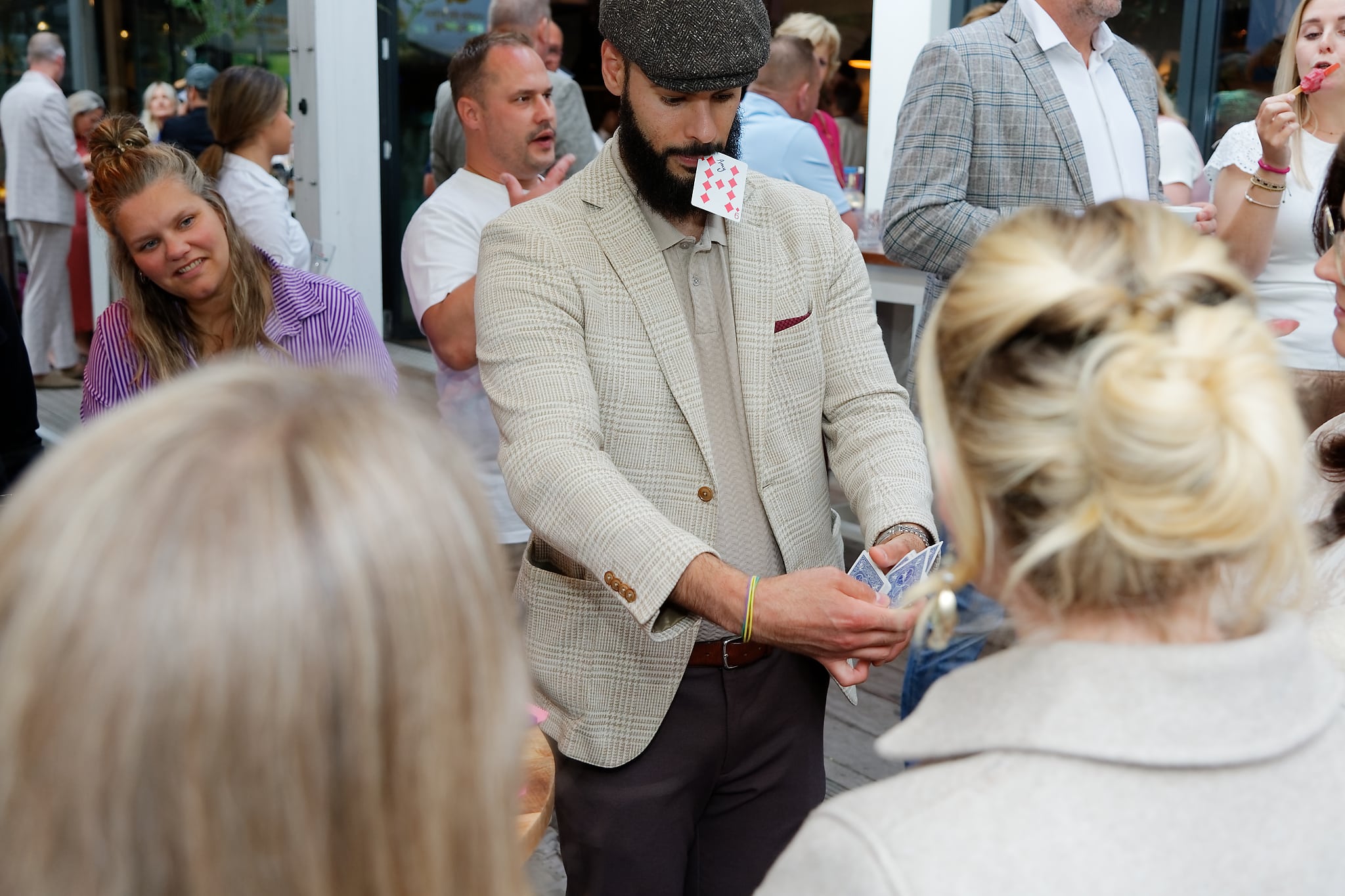 Kariem toont een gepersonaliseerde kaarttruc aan beursbezoekers