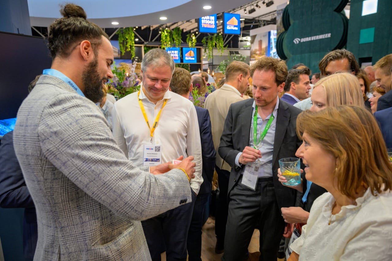 Kariem verwondert bezoekers tijdens een zakelijke beurs
