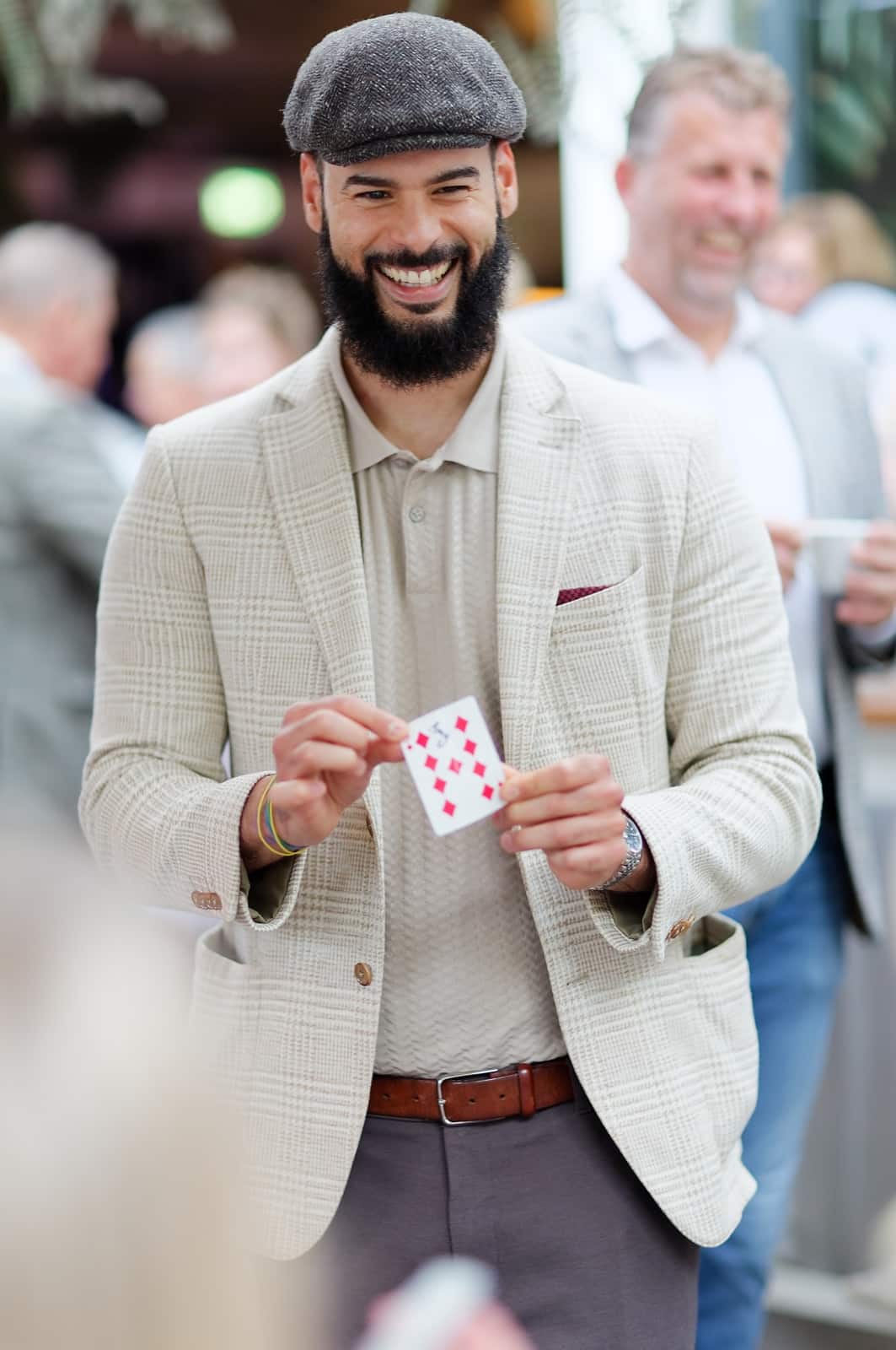 Kariem Ahmed met een speelkaart tijdens een evenement